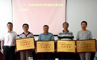 一群人站在男人的照片上写着字中度可信度描述已自动生成